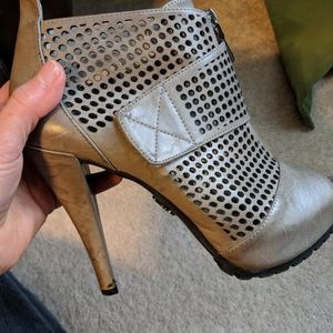 Vera wang heels size 8